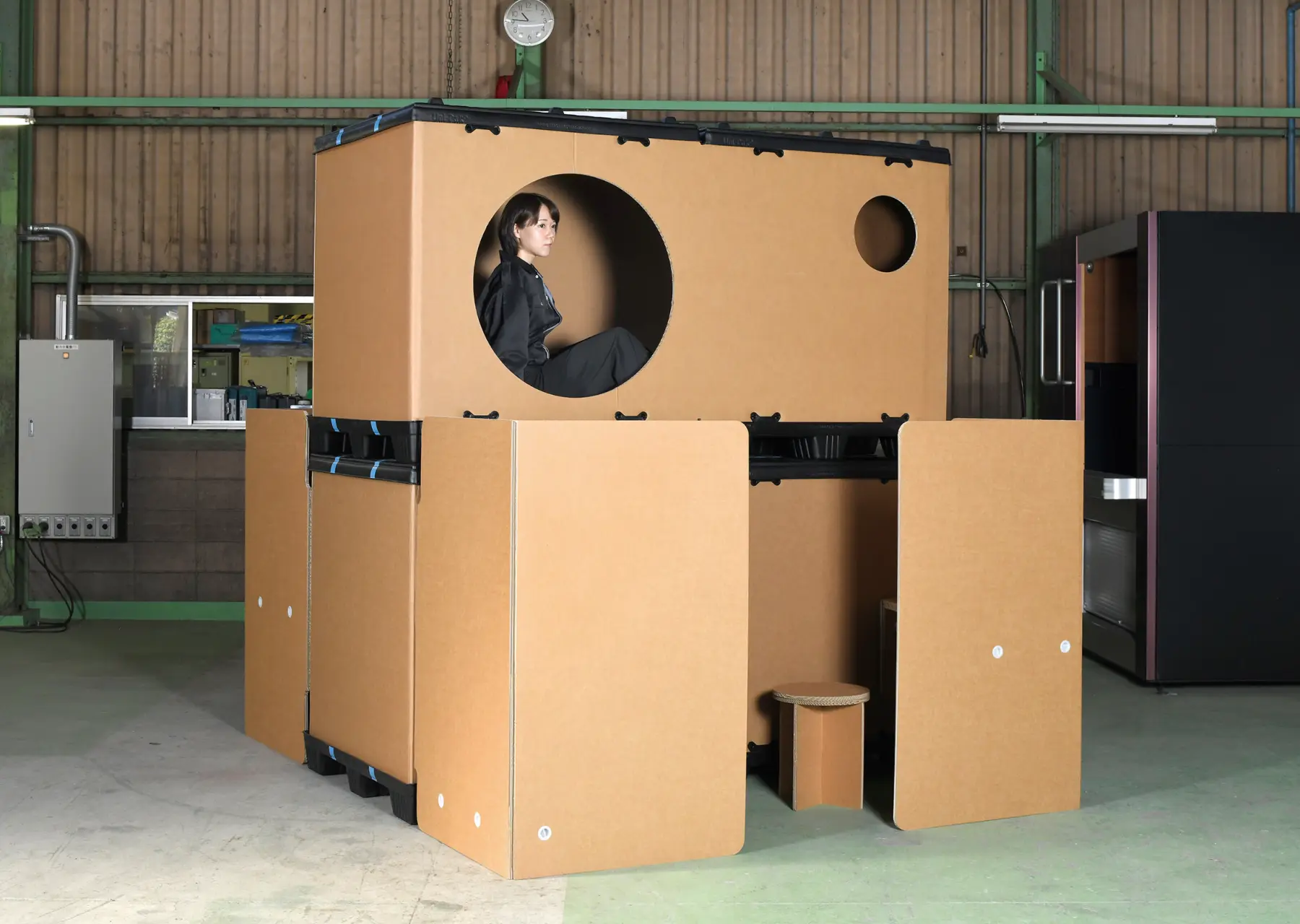 Cardboard Sleep Capsule p.488–489